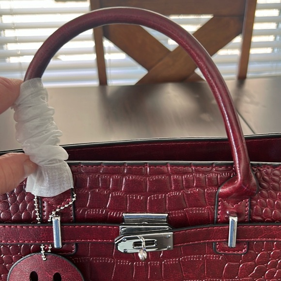 Faux Croc Burgandy Crossbody Handbag NWT - Picture 17 of 17
